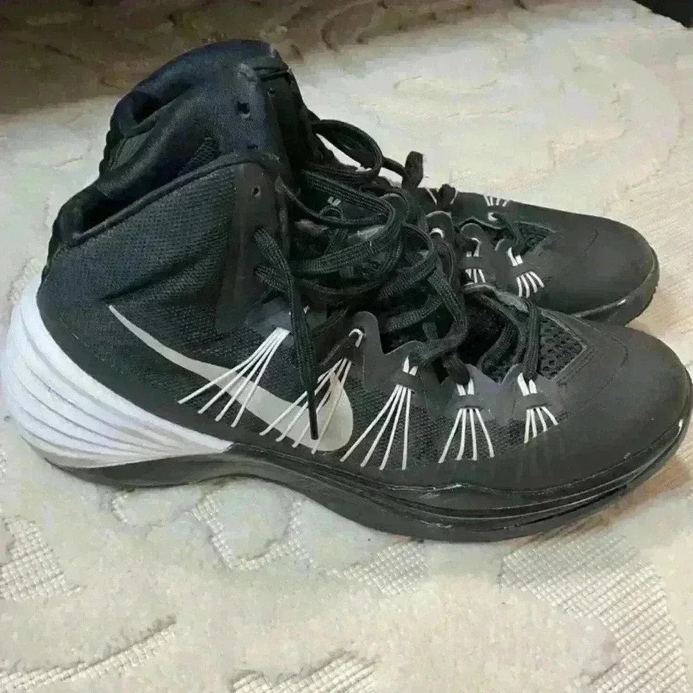 Nikes - Picture 4 of 6